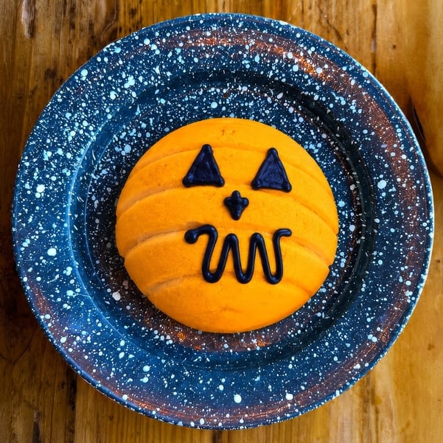 Halloween Concha (Vanilla).