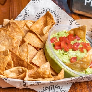 Guacamole & House Chips (6oz)