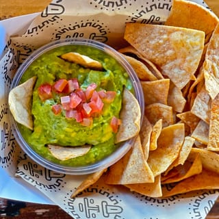 Guacamole & House Chips (6oz)